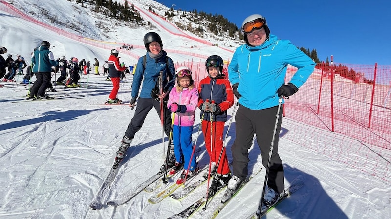 The Hehenberger family enjoyed training on the side of the course, while little Katharina took a break from watching. (Bild: JHK)