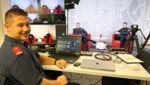 Fachausbildner Michael Novak übernimmt bei den Live-Sendungen die Regie. (Bild: Wallner Hannes)