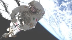 Völlig losgelöst: Der italienische Astronaut Luca Parmitano bei einem erfolgreichen Weltraumspaziergang im November 2019. (Bild: ESA)