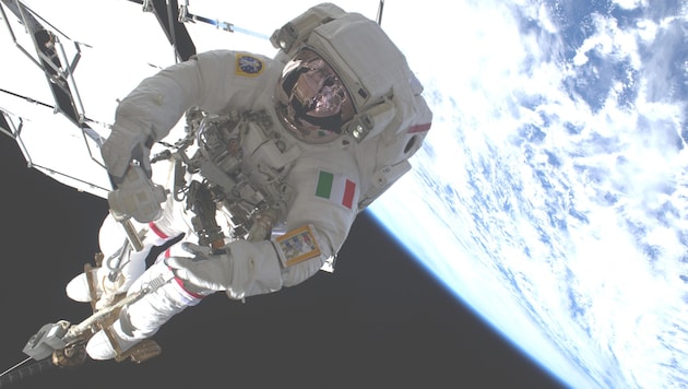 Completely detached: Italian astronaut Luca Parmitano during a successful spacewalk in November 2019. (Bild: ESA)