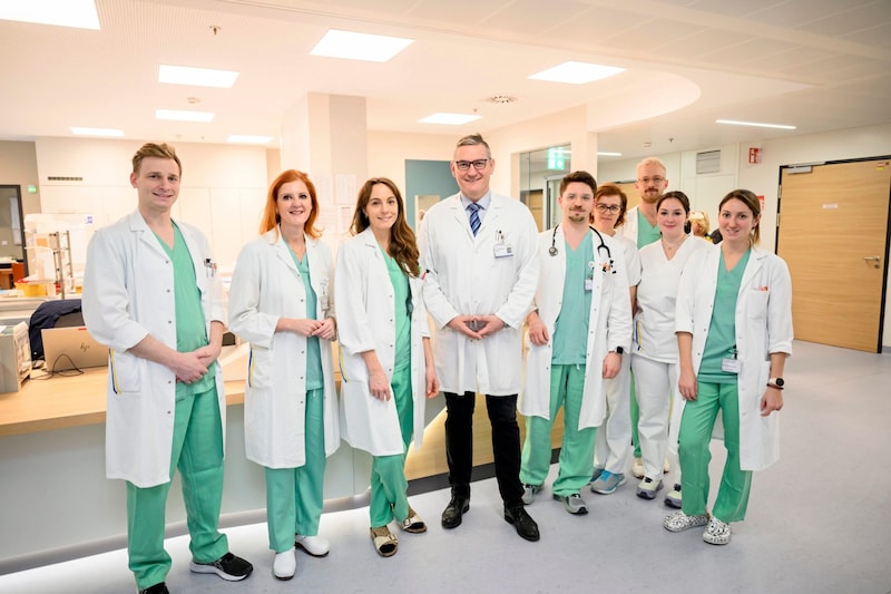 Primarius Dr. Georg Sprinzl mit seinem Team der HNO-Abteilung an der Universitätsklinik St. Pölten. (Bild: Imre Antal)