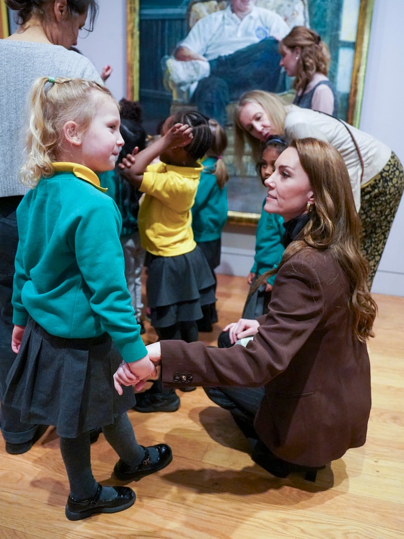 In der National Portrait Gallery eröffnete Kate mit den Kindern der Primary School einen interaktiven Pfad, der die frühkindliche Entwicklung fördern soll. (Bild: APA/Arthur Edwards/Pool Photo via AP)