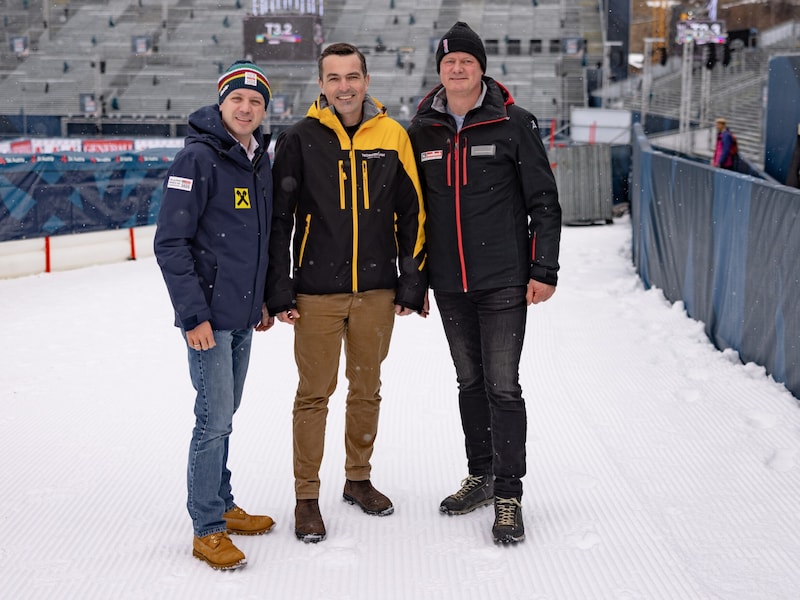 Florian Phleps (Projektleiter der Ski-WM Saalbach 2025 im ÖSV), Alexander Aichhorn (Verkaufsleiter von TechnoAlpin Österreich), Manfred Bachmann, Geschäftsführer der Hinterglemmer Bergbahnen (v. li.). (Bild: TechnoAlpin)