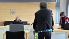 Mit ihrem Rollator kam die 63-Jährige (Mitte) zum Prozess. (Bild: Stegmayr Markus/Krone KREATIV)