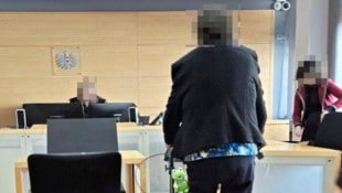 Mit ihrem Rollator kam die 63-Jährige (Mitte) zum Prozess. (Bild: Stegmayr Markus/Krone KREATIV)