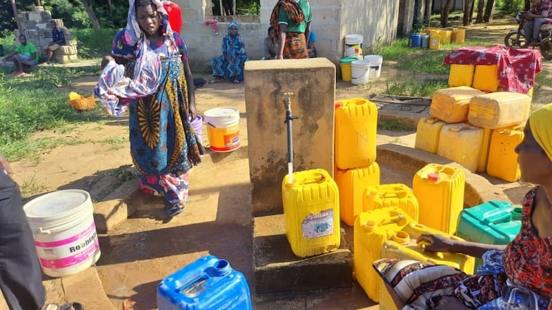 Water has to be fetched from far away in the village in Tanzania - from small wells and is difficult to transport. (Bild: zVg)