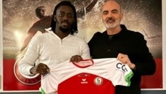 Jimmy Mwanga mit Sportchef Gerald Perzy. (Bild: Vorwärts Steyr)