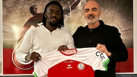 Jimmy Mwanga mit Sportchef Gerald Perzy. (Bild: Vorwärts Steyr)