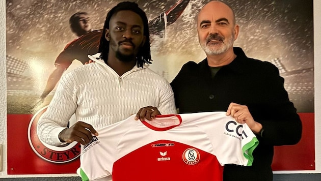 Jimmy Mwanga mit Sportchef Gerald Perzy. (Bild: Vorwärts Steyr)