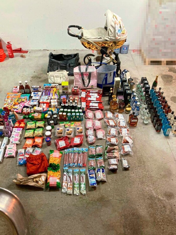 Die Beute der Bande samt dem Kinderwagen, in dem das Diebesgut versteckt wurde.