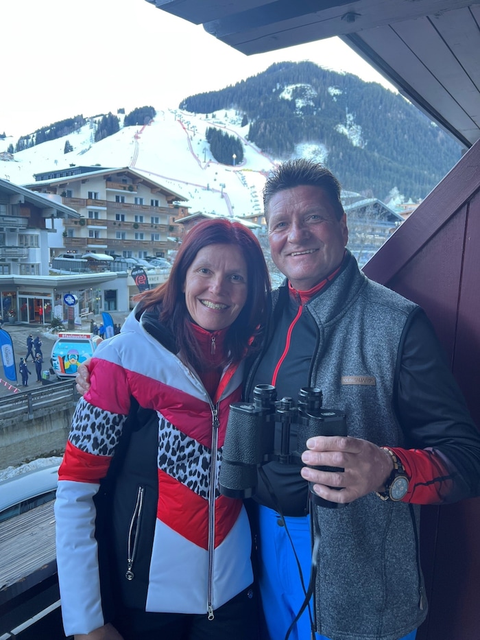 Edith Venzel und Gerhard Greifeneder schauen die WM heute vom Balkon mit dem Fernglas, haben ...