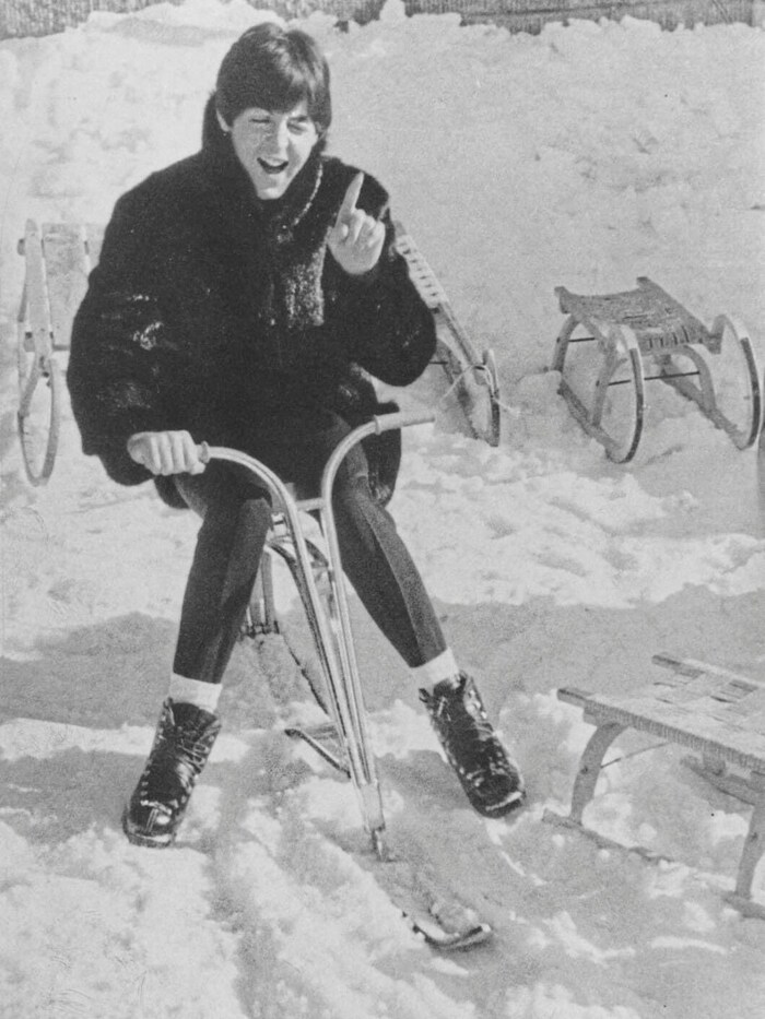 Hier die Originalaufnahme aus dem Jahr 1965. Paul McCartney beim Snowbiken.