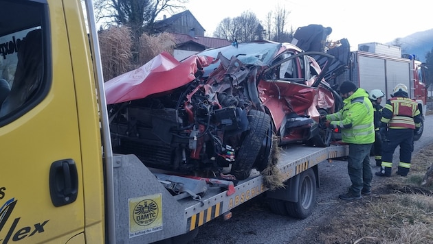 The car was completely destroyed. (Bild: FF Bad Ischl)