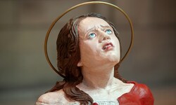 Die Marienstatue wurde geköpft