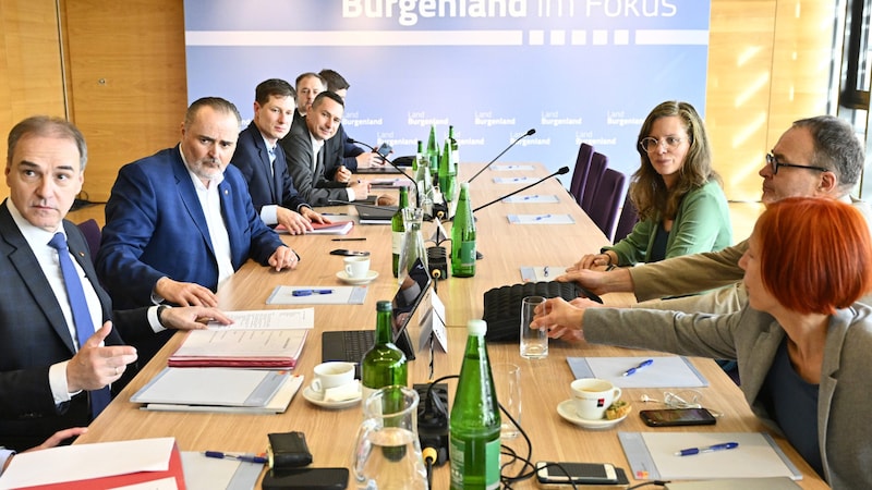 The red-green negotiating table in Burgenland (Bild: HANS KLAUS TECHT)