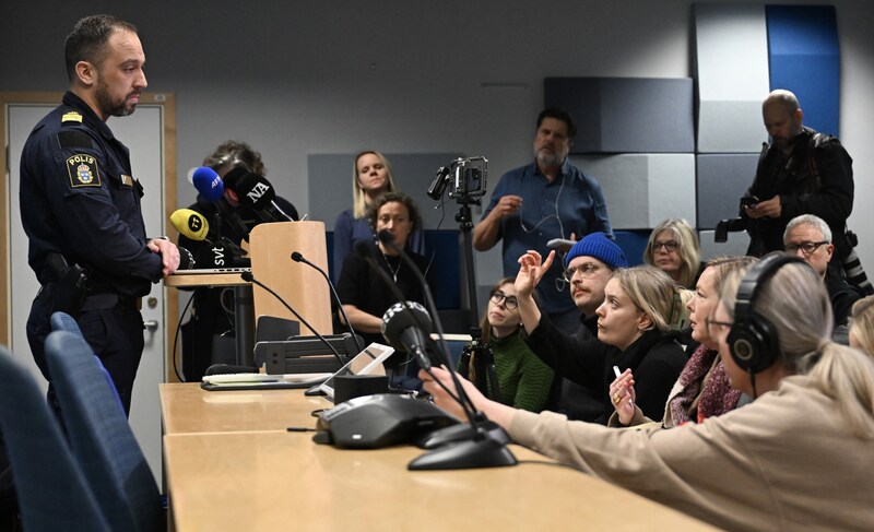 Police chief Forest is available to answer questions. (Bild: AFP/Jonathan NACKSTRAND )