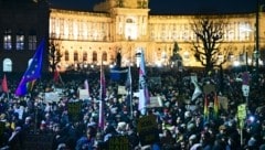 Vom Ballhausplatz zog ein Demozug mit laut Veranstalter 30.000 Menschen zur ÖVP-Zentrale in der Wiener Lichtenfelsgasse. (Bild: APA/ROLAND SCHLAGER)