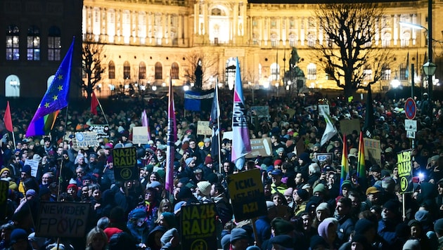 According to the organizers, 30,000 people marched from Ballhausplatz to the ÖVP headquarters in Vienna's Lichtenfelsgasse. (Bild: APA/ROLAND SCHLAGER)