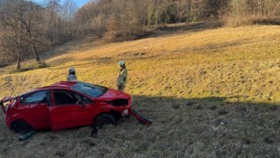 Der Wagen stürzte rund 60 Meter über den Hang, bevor er zum Stillstand kam.  (Bild: ZOOM Tirol/zoom.tirol)