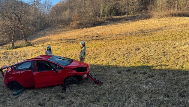 The car plunged around 60 meters down the slope before coming to a standstill. (Bild: ZOOM Tirol/zoom.tirol)