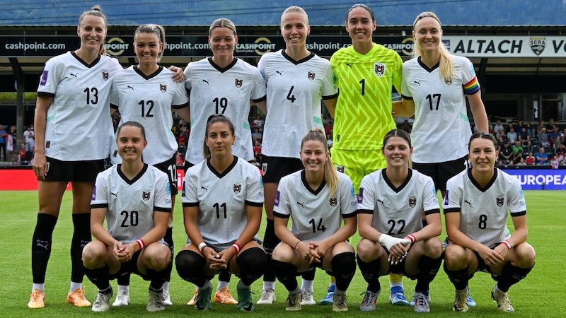 Marina Georgieva (squatting 2nd from left) surrounded by her red-white-red teammates (Bild: GEPA)