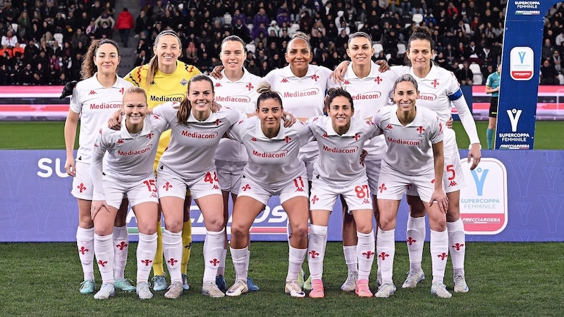 Marina Georgieva surrounded by her Fiorentina teammates (Bild: www.facebook.com/acfwomens)