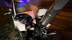 Durch den Aufprall wurde sowohl das Auto als auch der Strommast schwer beschädigt. (Bild: Markus Tschepp/Tschepp Markus)