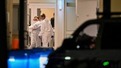 Ins Universitätskrankenhaus Örebro wurden nach Angaben eines Klinikumsprechers fünf Patienten aus der Schule eingeliefert.  (Bild: AFP, Krone KREATIV)