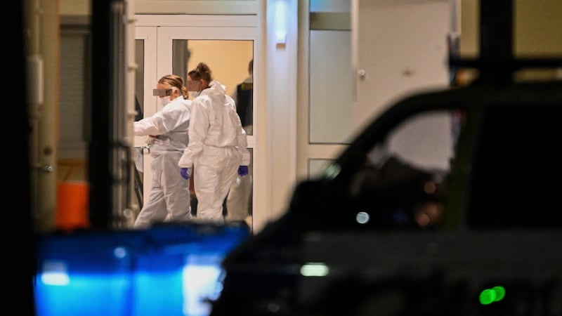 Ins Universitätskrankenhaus Örebro wurden nach Angaben eines Klinikumsprechers fünf Patienten aus der Schule eingeliefert. Vier seien operiert worden. Der Einsatz vor Ort dauert an. (Bild: AFP, Krone KREATIV)