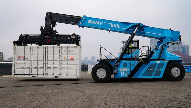 Das Leistungsspektrum des vollelektrischen Reachstackers entspricht dem von Diesel-Maschinen. Mit einer vollen Ladung arbeitet er acht bis zehn Stunden. (Bild: HHM)