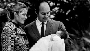 Der Aga Khan 1979 mit Ehefrau Begum Salimah und der neugeborenen Tochter Zahra Aga Khan