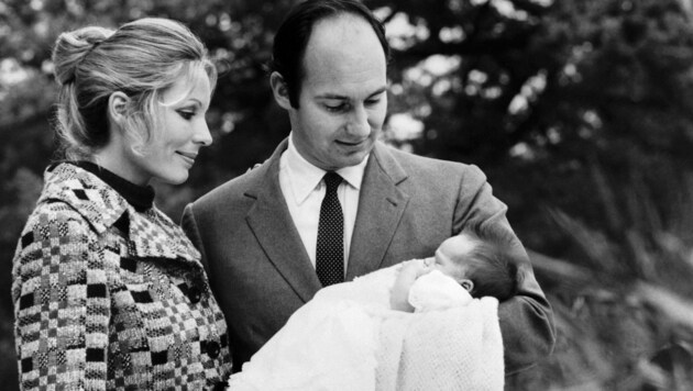 Der Aga Khan 1979 mit Ehefrau Begum Salimah und der neugeborenen Tochter Zahra Aga Khan (Bild: AFP )