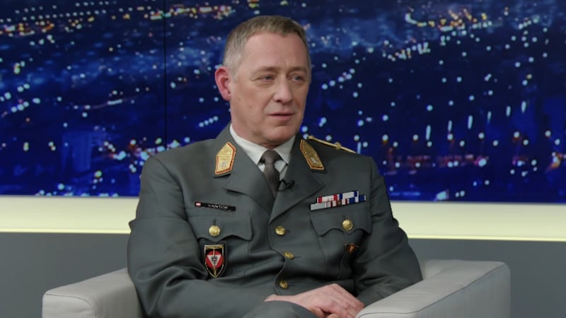 Austrian Armed Forces Brigadier Ronald Vartok in the krone.tv talk (Bild: krone.tv )