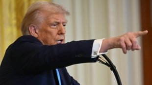 „Das wäre eine schreckliche Sache für sie, nicht wegen mir. Wenn sie das täten, würden sie ausgelöscht werden“, so Trump auf die Frage eines Reporters. (Bild: AFP/ANDREW CABALLERO-REYNOLDS)