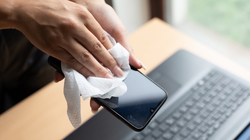 Clean your cell phone display and computer keyboard more often. (Bild: stock.adobe.com/Adam Radosavljevic)