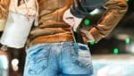 Die Gesäßtasche ist ein ungünstiger Aufbewahrungsort für das Handy: Für Langfinger ist es leicht ...