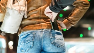 Die Gesäßtasche ist ein ungünstiger Aufbewahrungsort für das Handy: Für Langfinger ist es leicht greifbar, es fällt leicht heraus und ist anfällig für Beschädigungen. (Bild: Racle Fotodesign)