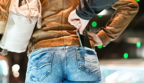 Die Gesäßtasche ist ein ungünstiger Aufbewahrungsort für das Handy: Für Langfinger ist es leicht ...