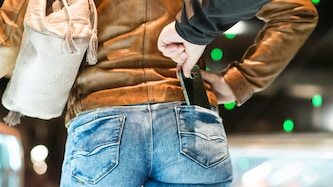 Die Gesäßtasche ist ein ungünstiger Aufbewahrungsort für das Handy: Für Langfinger ist es leicht ...