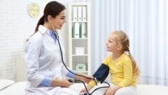 Kinder wollen meist wissen, was die Ärztin mit dem Gerät macht, das einem Schlauch ähnelt.