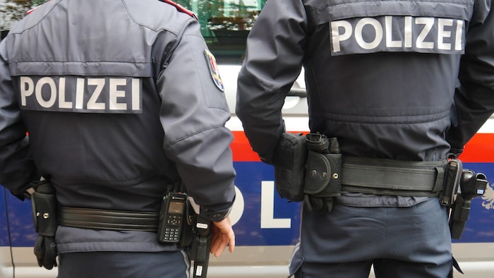 Polizisten bewachen die Umzüge.