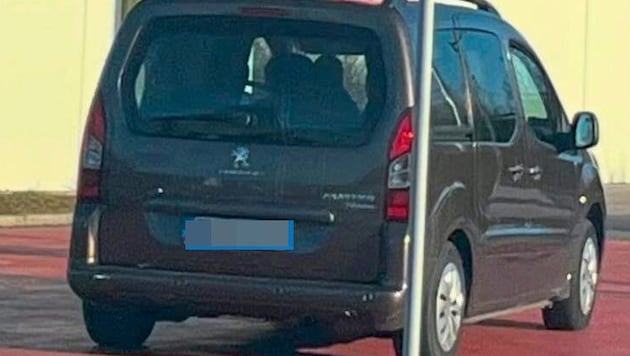 The license plate number of the perpetrator's car can be seen in the photo taken by a witness - this clue helped in the manhunt. (Bild: Krone KREATIV)