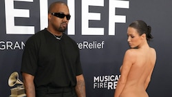 Der skandalöse Auftritt seiner Ehefrau Bianca Censori soll alleine die Idee von Kanye West gewesen sein, plauderte jetzt ein Insider aus. (Bild: APA/Getty Images via AFP/GETTY IMAGES/Frazer Harrison)