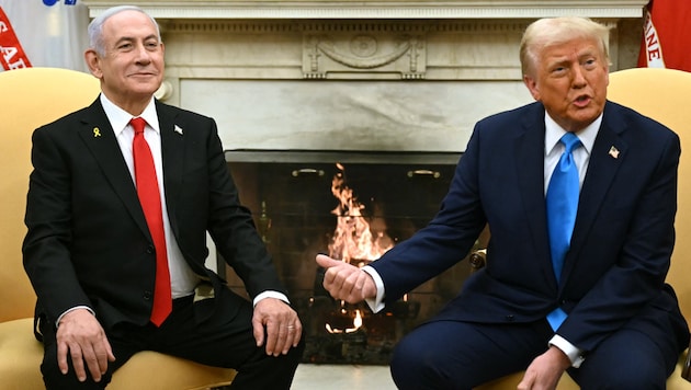 Netanyahu (left) supports Trump's plans - but otherwise he is quite alone in the field. (Bild: AFP/ANDREW CABALLERO-REYNOLDS)