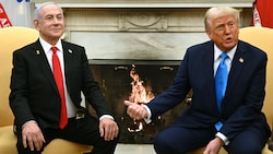 Netanyahu (links) unterstützt Trumps Pläne – sonst ist er aber recht alleine auf weiter Flur. (Bild: AFP/ANDREW CABALLERO-REYNOLDS)