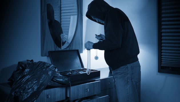 The thieves mainly stole money and jewelry (symbolic image). (Bild: Christian Delbert/stock.adobe.com)