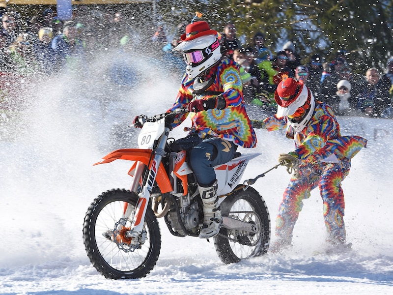 For the tenth time, motocross machines will be "harnessed" in tranquil Gosau when the Holzknecht Skijöring takes place. The heats start at 10 am at the sports center, the finals begin at 1 pm.Date: Saturday, February 8 Infolink: www.rabenkogel.at (Bild: Spitzbart Wolfgang/Wolfgang Spitzbart;)