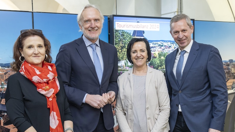 Susanne Haubenhofer (Geschäftsführerin Erlebnisregion Graz), Stadtrat Günter Riegler (ÖVP), Sylvia Loidolt (Vorsitzende Erlebnisregion Graz) und Dieter Hardt-Stremayr (Geschäftsführer Graz Tourismus) (Bild: Stadt Graz/Fischer)