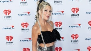 Tori Spelling plauderte jetzt eine ziemlich pikante Anekdote aus ihrem Leben aus. (Bild: Getty Images via AFP/GETTY IMAGES/Elyse Jankowski)