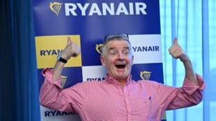 Ryanair-CEO Michael O‘Leary macht Werbung für seine Airline, wann immer es geht. (Bild: APA/ROLAND SCHLAGER / APA / picturedesk.com)